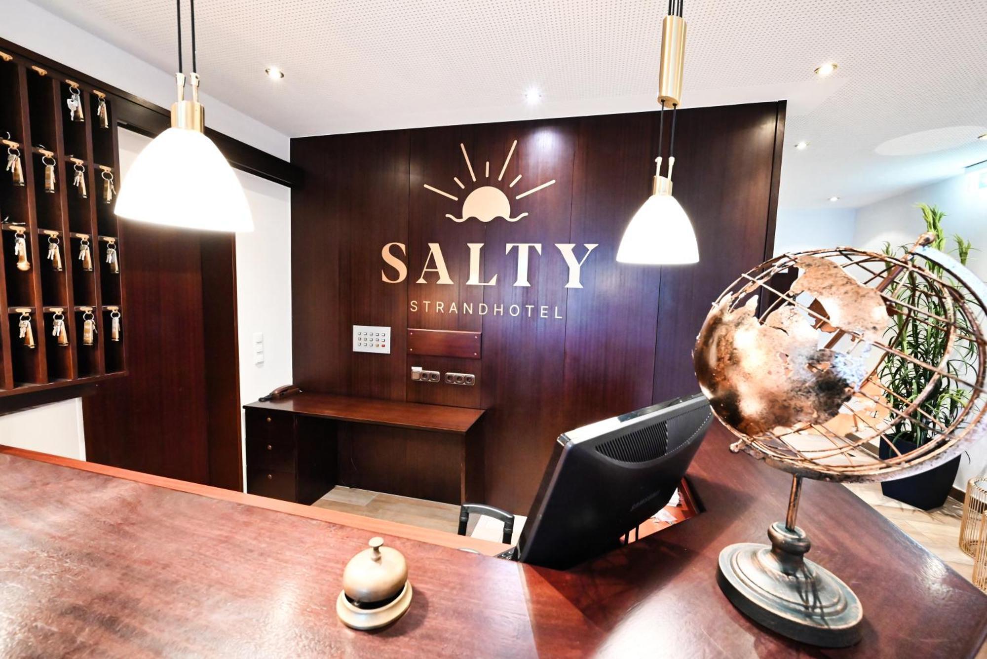 Strandhotel Salty Busum Exterior photo
