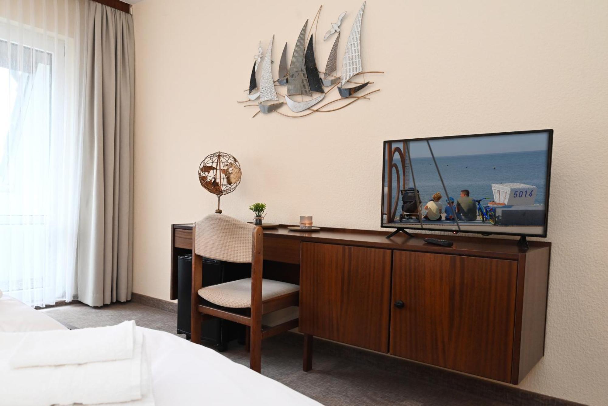 Strandhotel Salty Busum Exterior photo